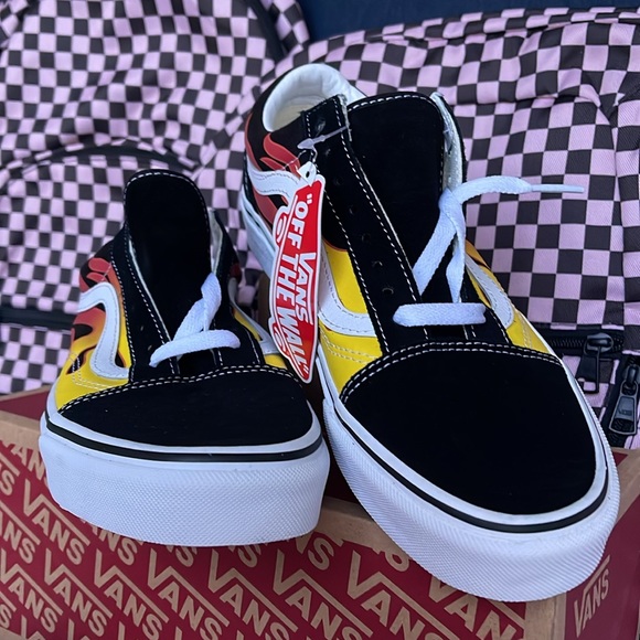 Vans Men’s Old Skool
(Flame)Black/Black/Tr Wht
VN0A38G1PHN
Sneakers - Picture 8 of 16